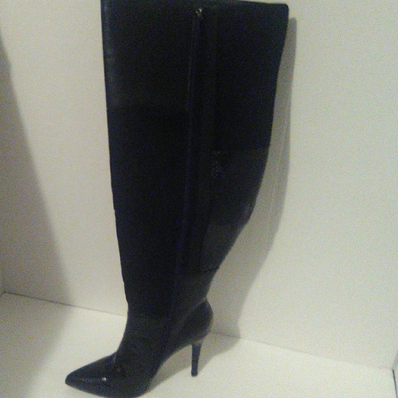 Women Boots - Picture 3 of 4